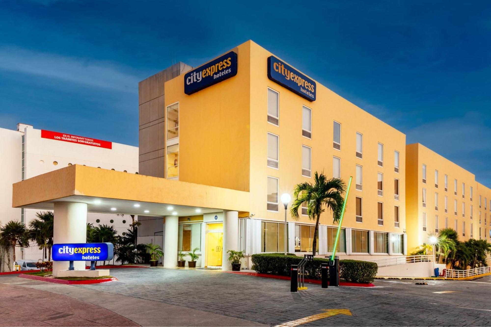 City Express By Marriott Cancun Bagian luar foto